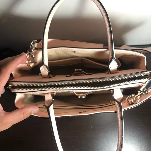 Guess Maddy Satchel - Picture 4 of 5